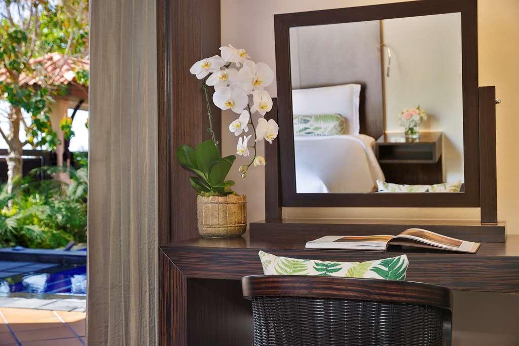 Anantara The Palm Dubai Resort Exterior photo A dressing table