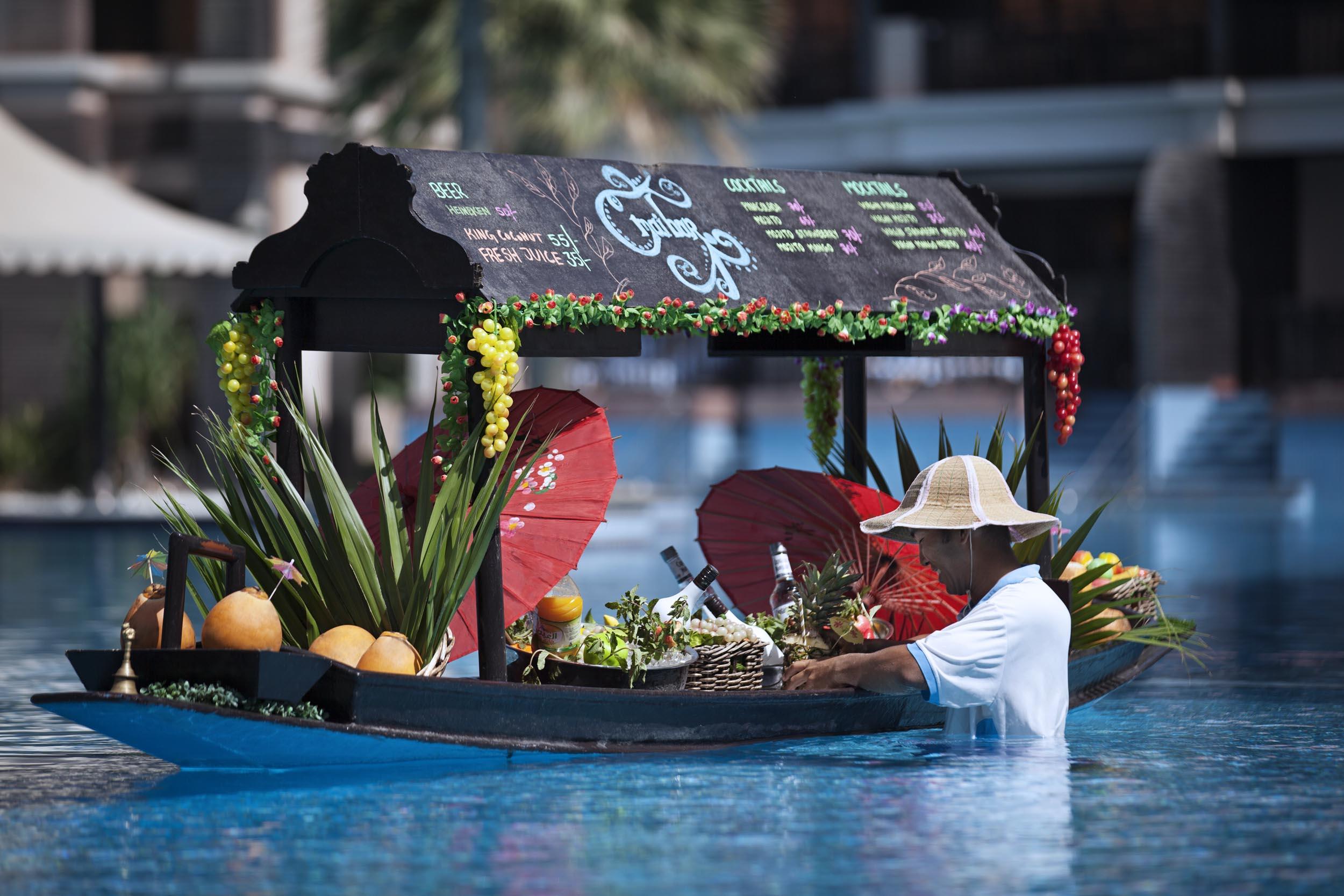 Anantara The Palm Dubai Resort Exterior photo Floating bar