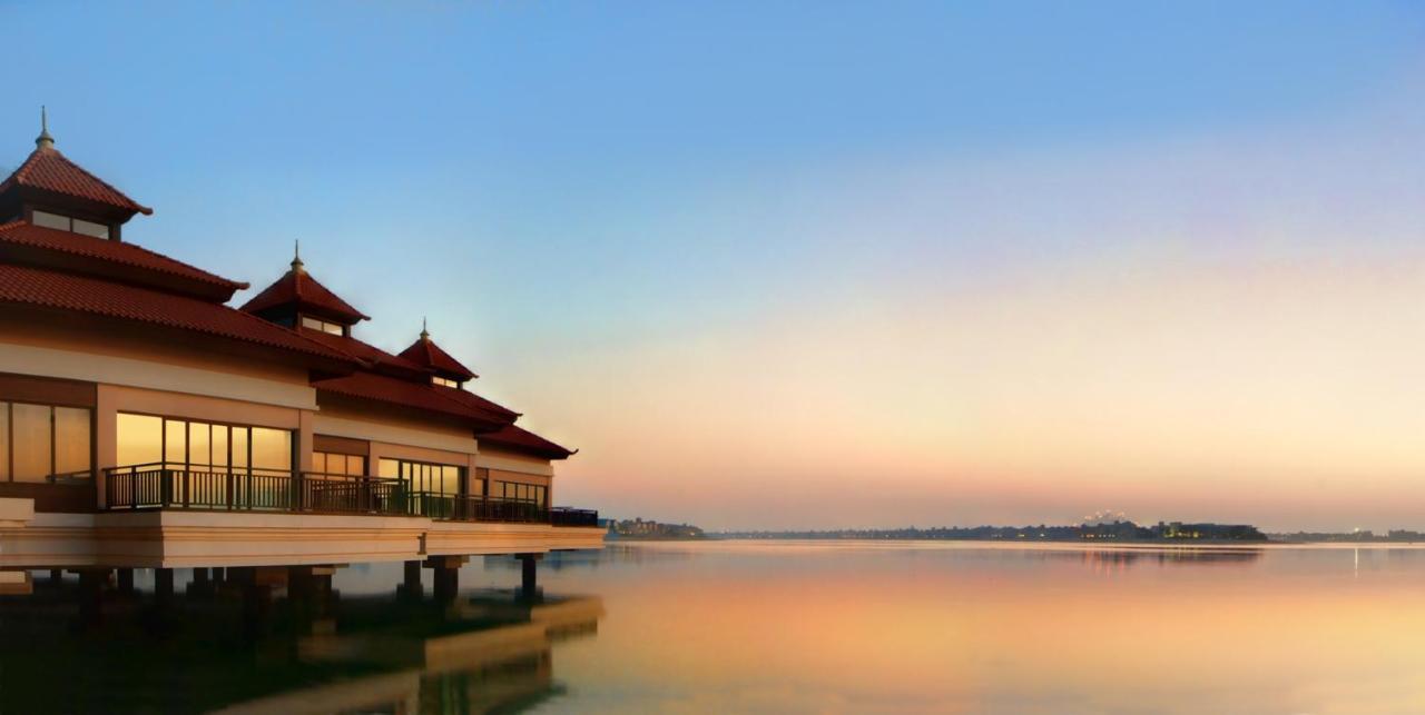 Anantara The Palm Dubai Resort Exterior photo View of the resort