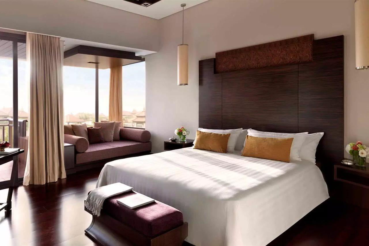 Anantara The Palm Dubai Resort Exterior photo A bedroom at the Ritz-Carlton, Dubai